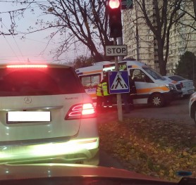 Un minor, lovit pe o trecere de pietoni din capitală de o mașină a școlii auto